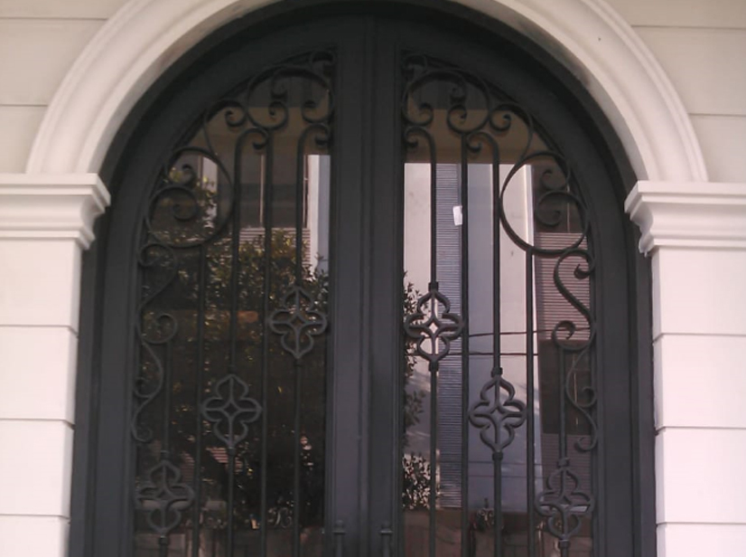 pintu utama besi tempa